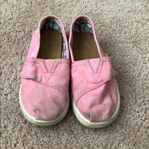 Girls pink slip on Toms